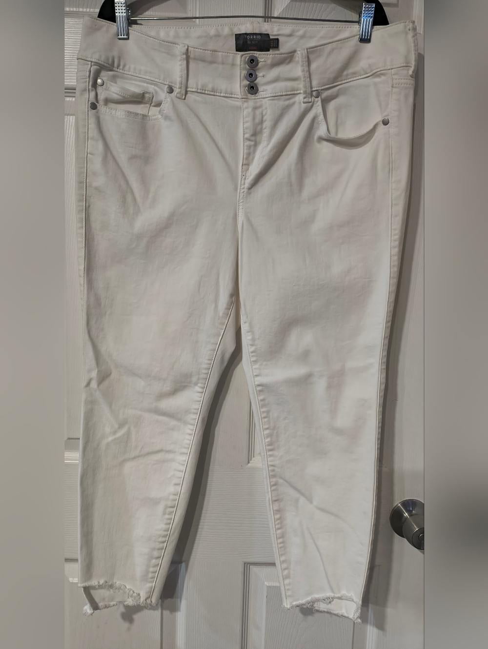Torrid Feel The Fit Sz 18S Super Soft White Cropped Frayed-Hem Skinny Jeggings